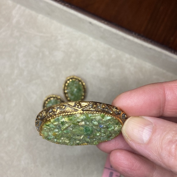 Vintage gold tone & crushed aventurine quartz pendant & earrings set - Picture 4 of 4